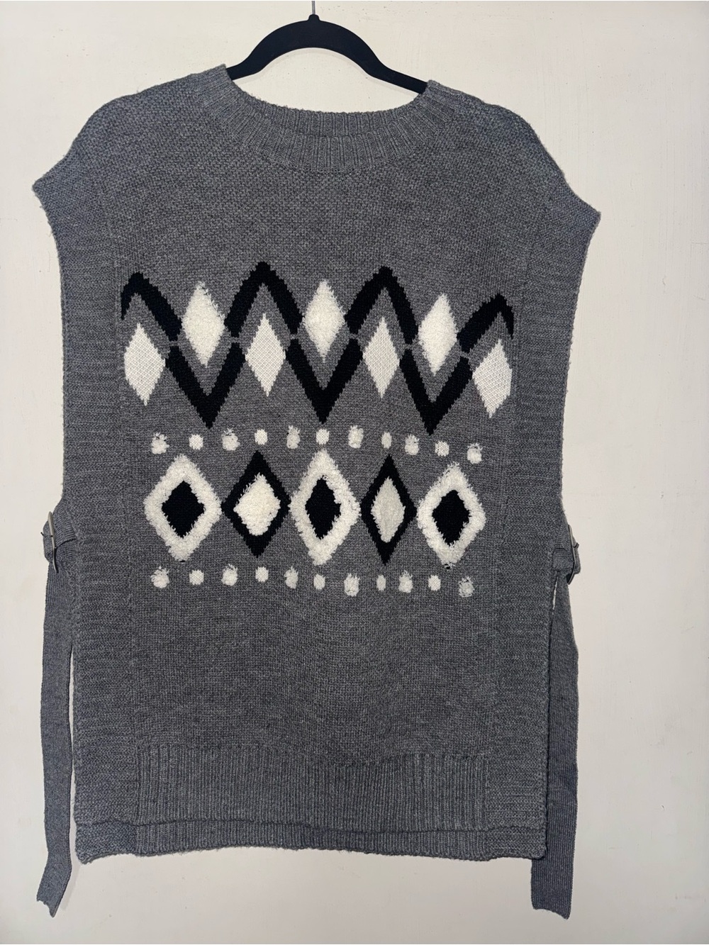 Gray Sleeveless Knit Vest with Diamond Intarsia